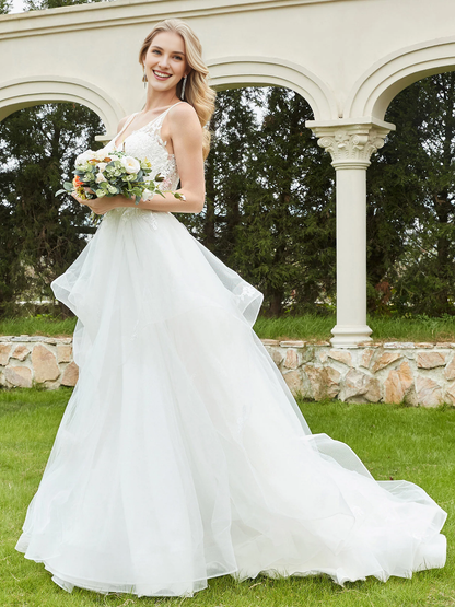 V-neck lace dress with ruffled edges and thin gauze wedding dress