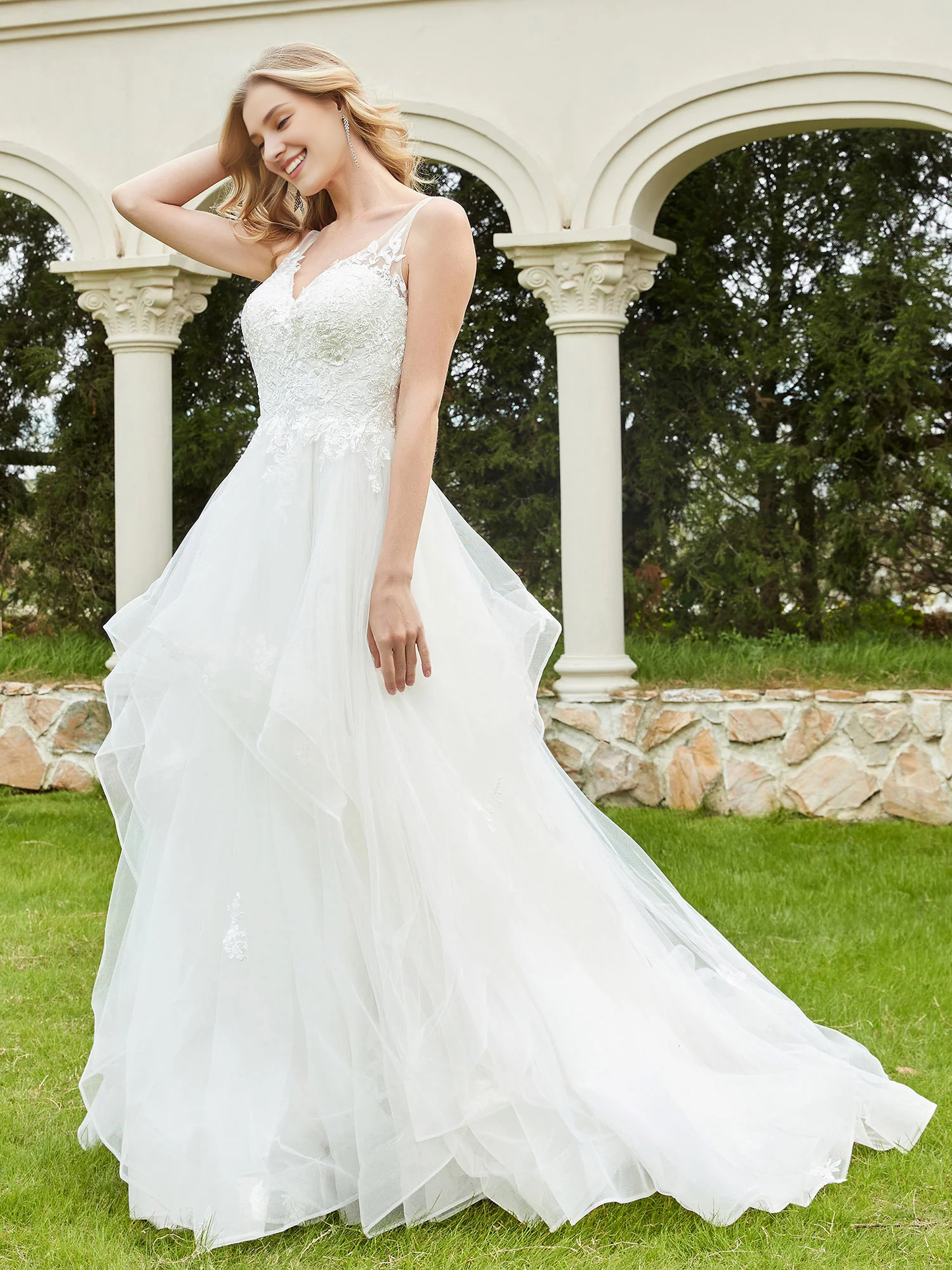 V-neck lace dress with ruffled edges and thin gauze wedding dress