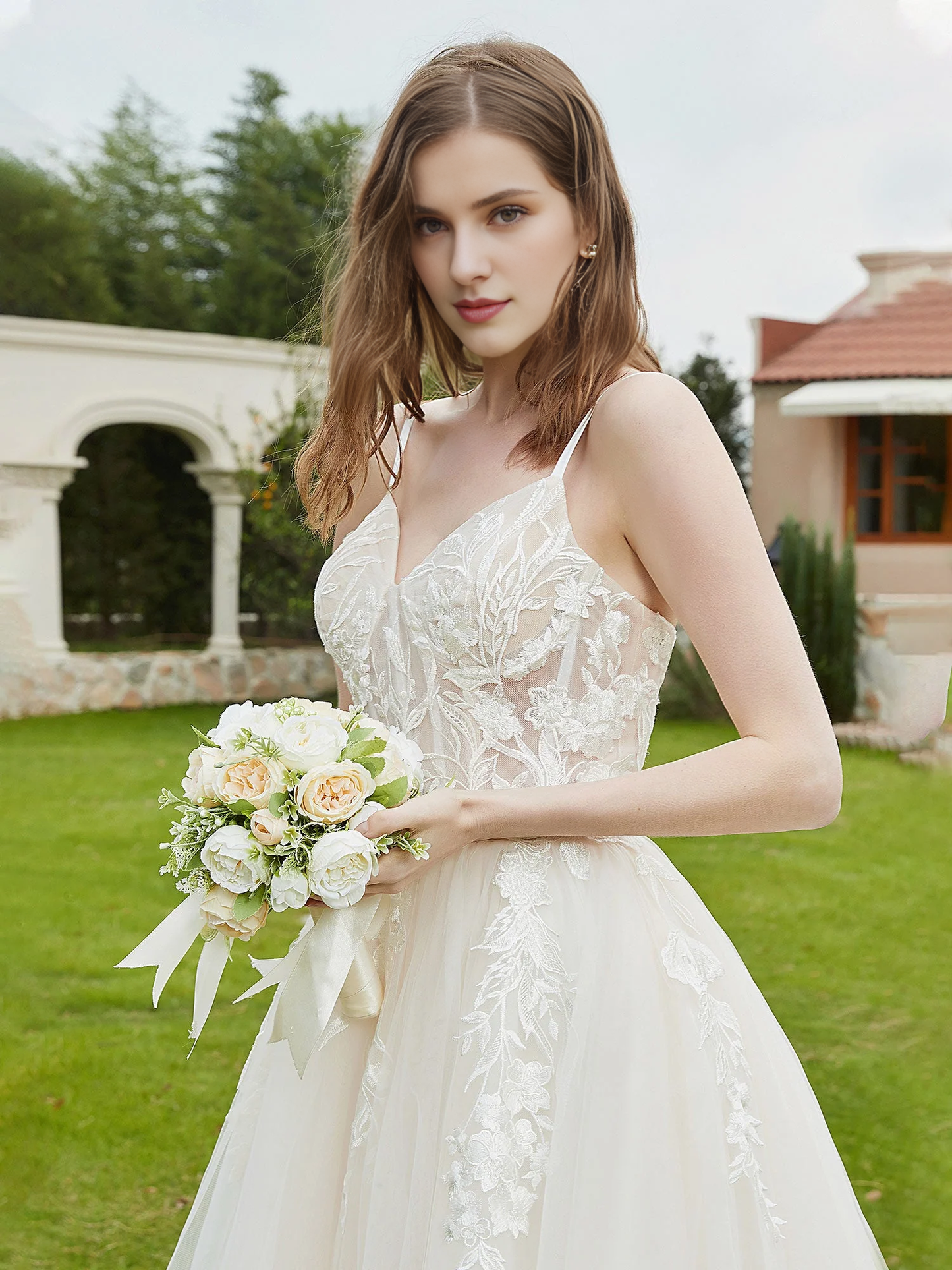 Thin shoulder strap V-neck lace tight corset with appliqu é wedding dress