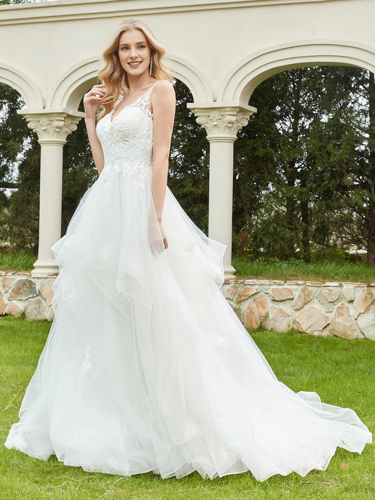 V-neck lace dress with ruffled edges and thin gauze wedding dress