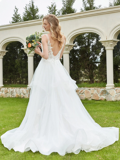 V-neck lace dress with ruffled edges and thin gauze wedding dress