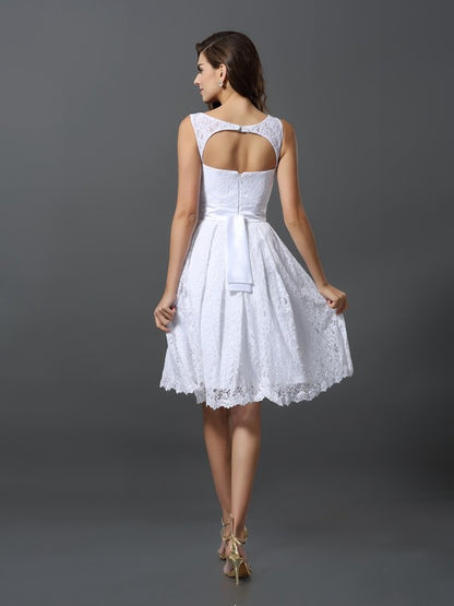 A-Line/Princess Scoop Sleeveless Short Lace Bridesmaid Dresses