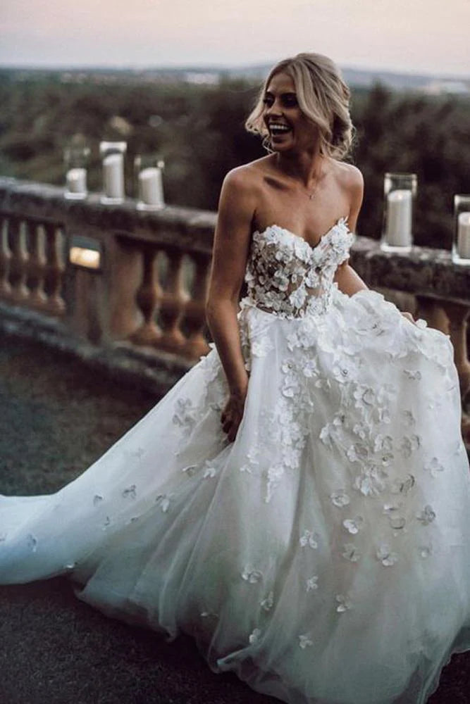 Gorgeous Ball Gown Sweetheart White Tulle Strapless Lace Wedding Dress with Court