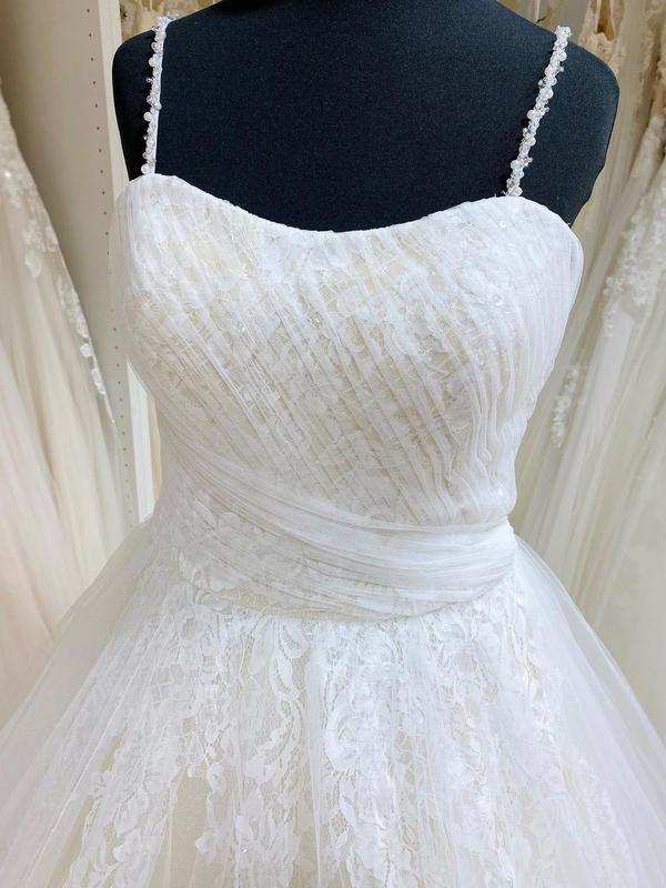 Elegant and noble tulle lace spaghetti strap fluffy and ground length wedding dress