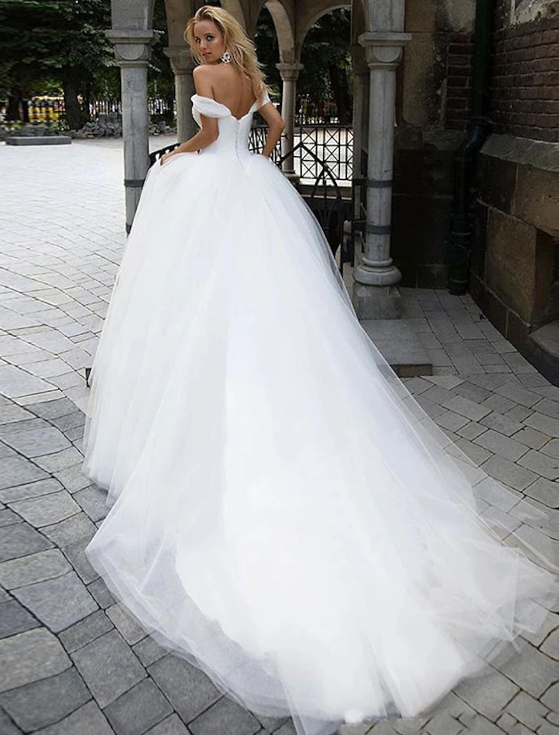 Wedding Dresses Ball Gown Off Shoulder Cap Sleeve Chapel Train Tulle Bridal Gowns