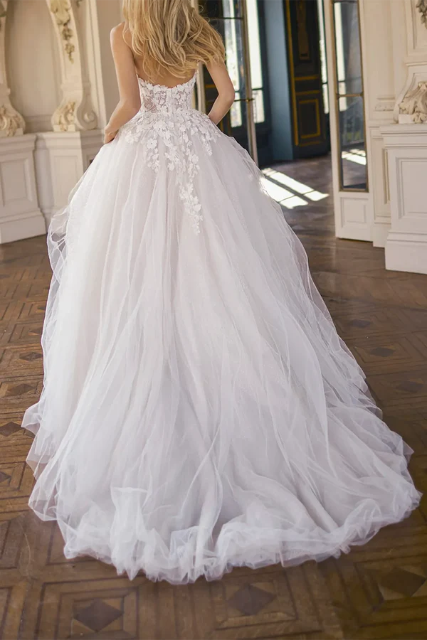 A-line illusion V-neck 3D sticker countryside style wedding dress paired with palace train