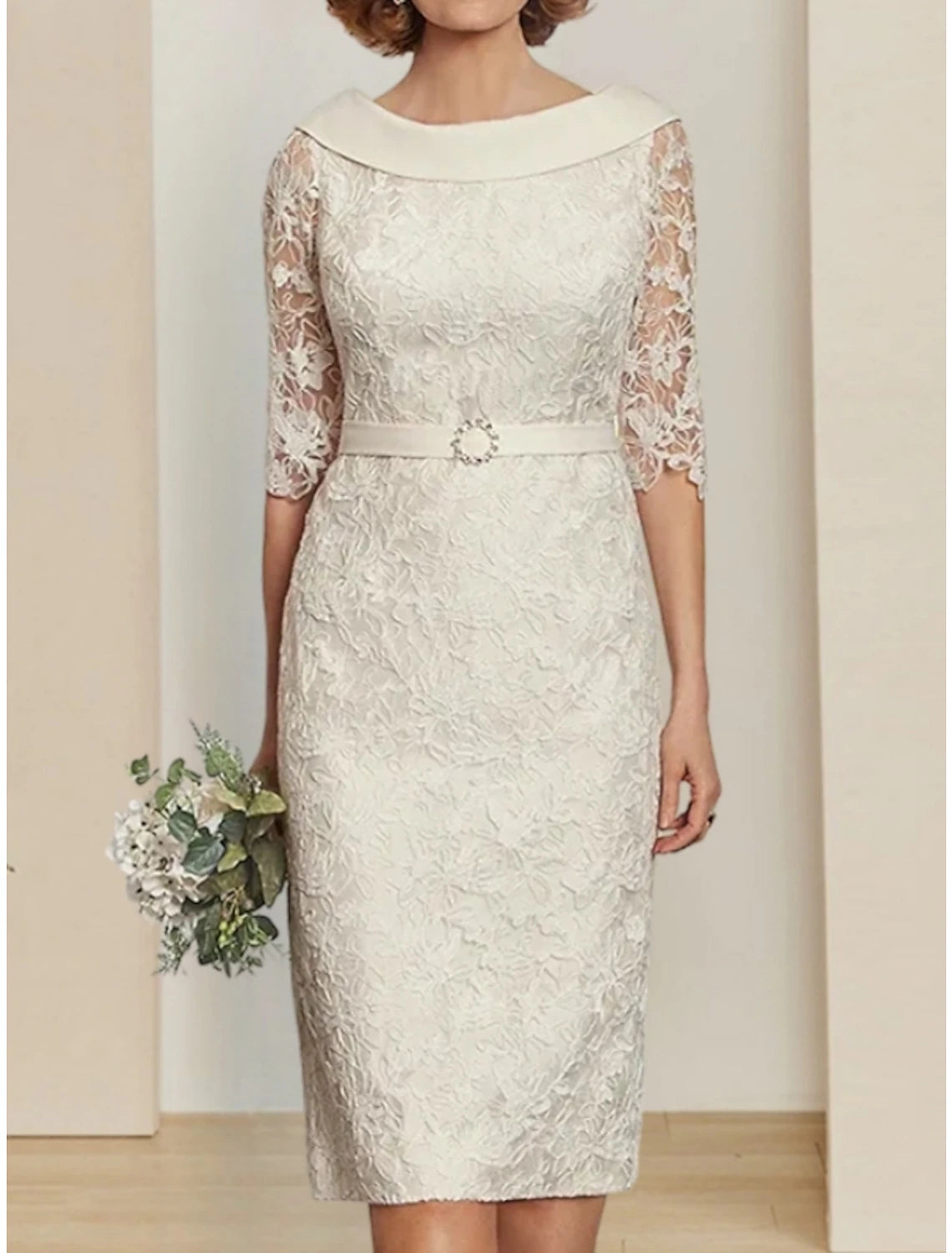 Sheath / Column Mother of the Bride Dress Little White Dresses Elegant Scoop Neck Knee Length Satin Lace Half Sleeve with Crystal Brooch